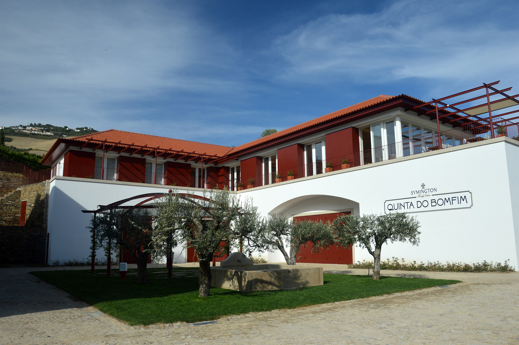 Quinta do Bomfim entre o rio e as vinhas do Pinhão